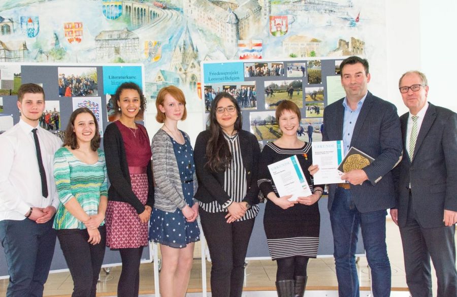 Landrat Manfred Müller (rechts) ehrte Christine Bentler (3. von rechts) und Ralf Schütte für die Kameradschaft ehemaliger Soldaten Thüle (2. von rechts) für ihr Engagement in der Friedensarbeit. Die Schülerinnen und Schüler der Gesamtschule Paderborn-Elsen stellten ihr Friedensprojekt vor: Tim Plaumann (von links), Verena Saul, Noamie Jackson, Anja Heusener, Ebru Aykac. (Foto: Amt für Presse- und Öffentlichkeitsarbeit, Kreis Paderborn, Anna-Sophie Schindler)